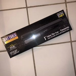 Brand new Hot Tools flat iron